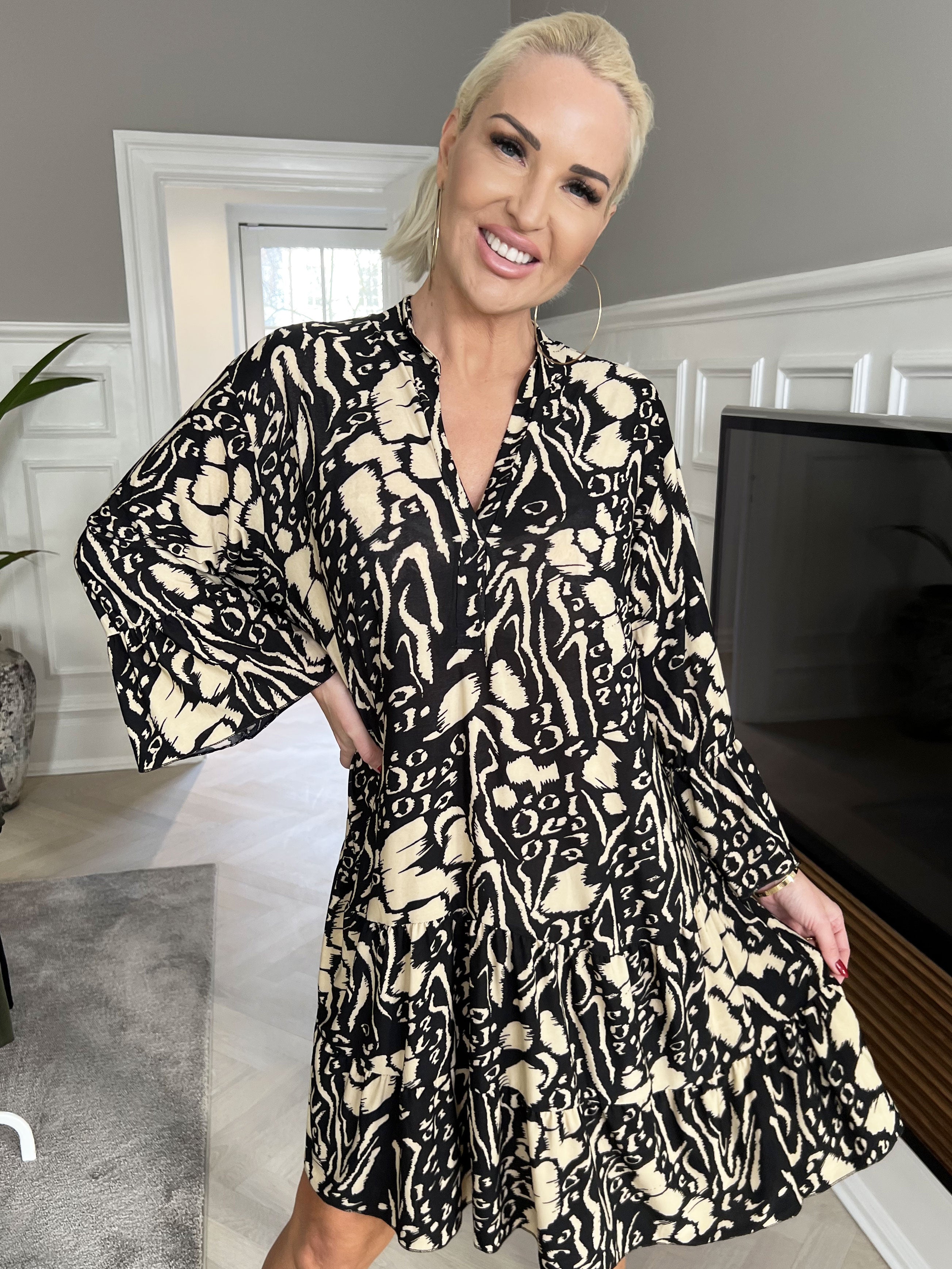 Pauline Pattern - Kjole med v-udskæring og lille flæseskørt